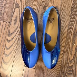 John Fluevog 3” blue patent and leather two tone heart shaped heels - Size 8